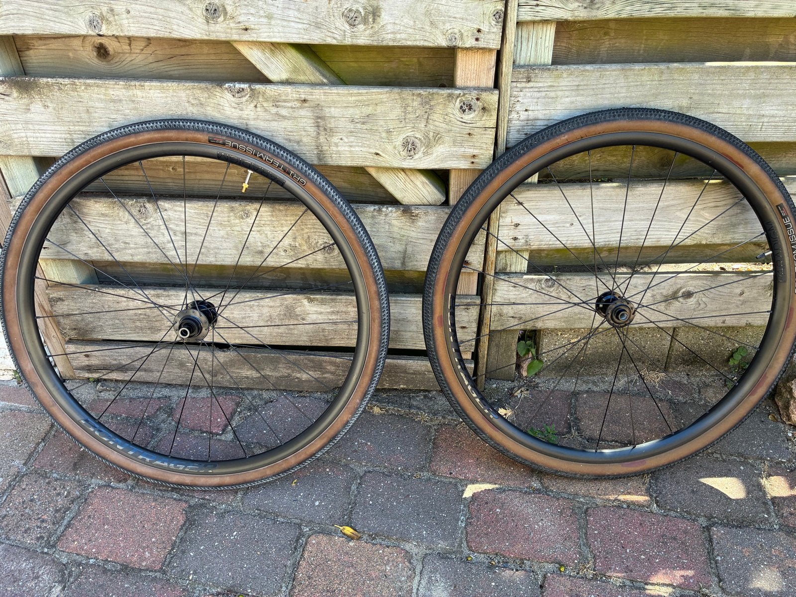 Bontrager Paradigm Comp 25 wielen met GR1 Team Issue banden, Zo goed als nieuw, Gravelbike, Aluminium, Ophalen