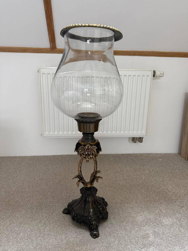 Antieke kandelaar met glas 78 cm hoog., Antiek en Kunst, Antiek | Kandelaars, Ophalen of Verzenden, Koper of Brons
