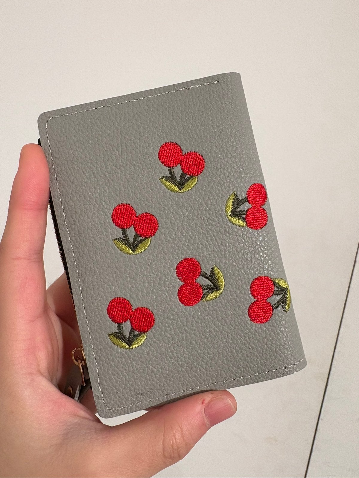 Grijze portemonnee met kersenborduursel, Sieraden, Tassen en Uiterlijk, Portemonnees, Overige merken, Verzenden, Nieuw, Grijs
