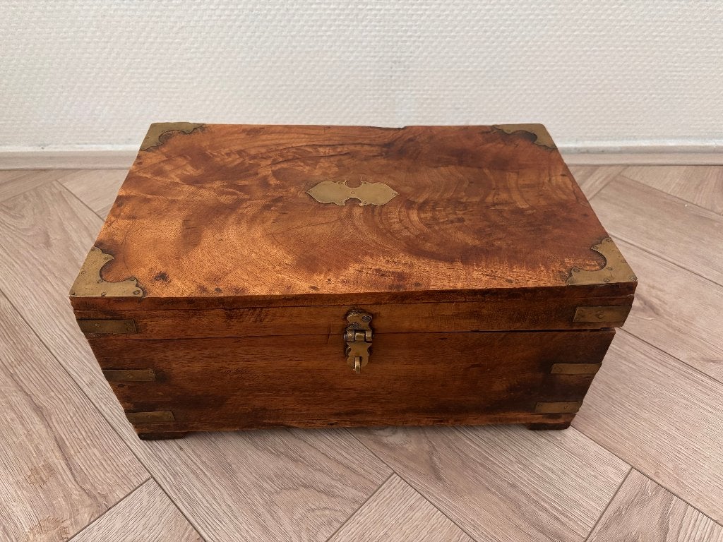 Antieke houten kist met messing hoekbeslag., Ophalen of Verzenden
