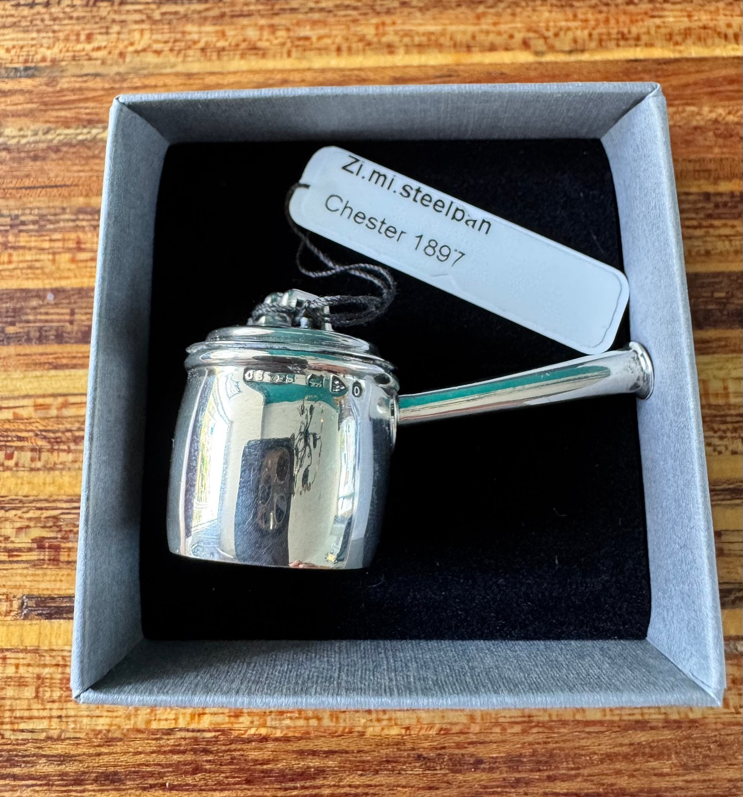 Zilveren miniatuur Chester steelpan uit 1897, Sieraden, Tassen en Uiterlijk, Manchetknopen, Ophalen of Verzenden, Zo goed als nieuw