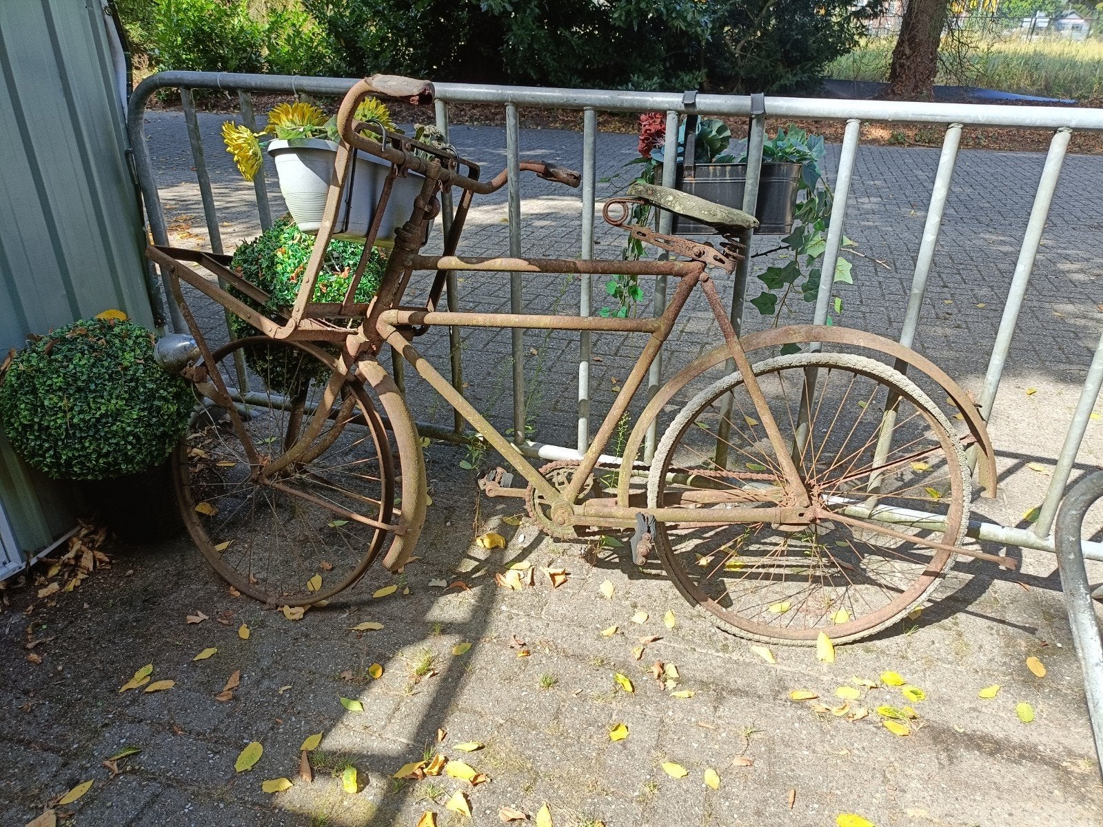 Verroeste fiets voor decoratie, leuk met plantenbak erop, Ophalen