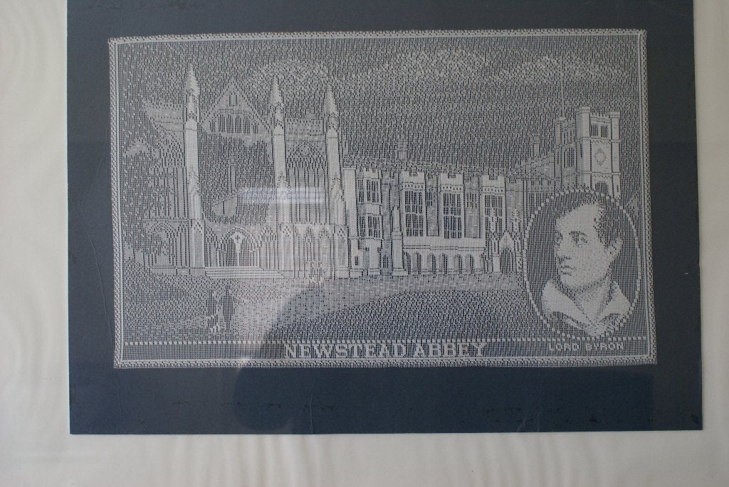Een KANTEN WERK ; LORD BYRON voor, Ophalen, Achter glas, Stads- / dorpsgezicht