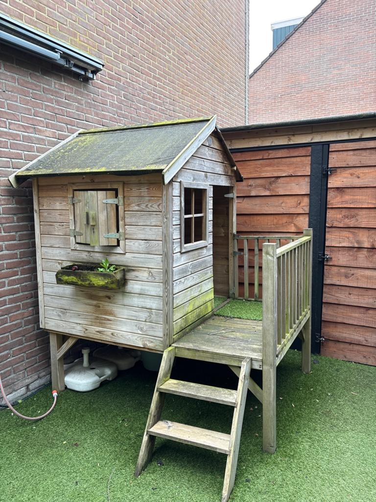 Houten speelhuisje met veranda en trapje, Ophalen, Gebruikt, Hout