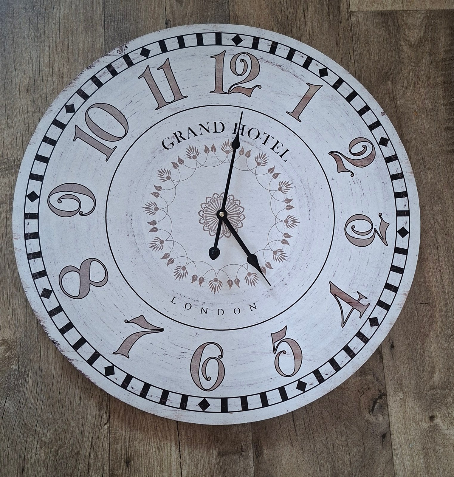 Grote Vintage Wandklok 60 cm diameter 'Grand Hotel London', Industrieel, Ophalen, Zo goed als nieuw, Wandklok