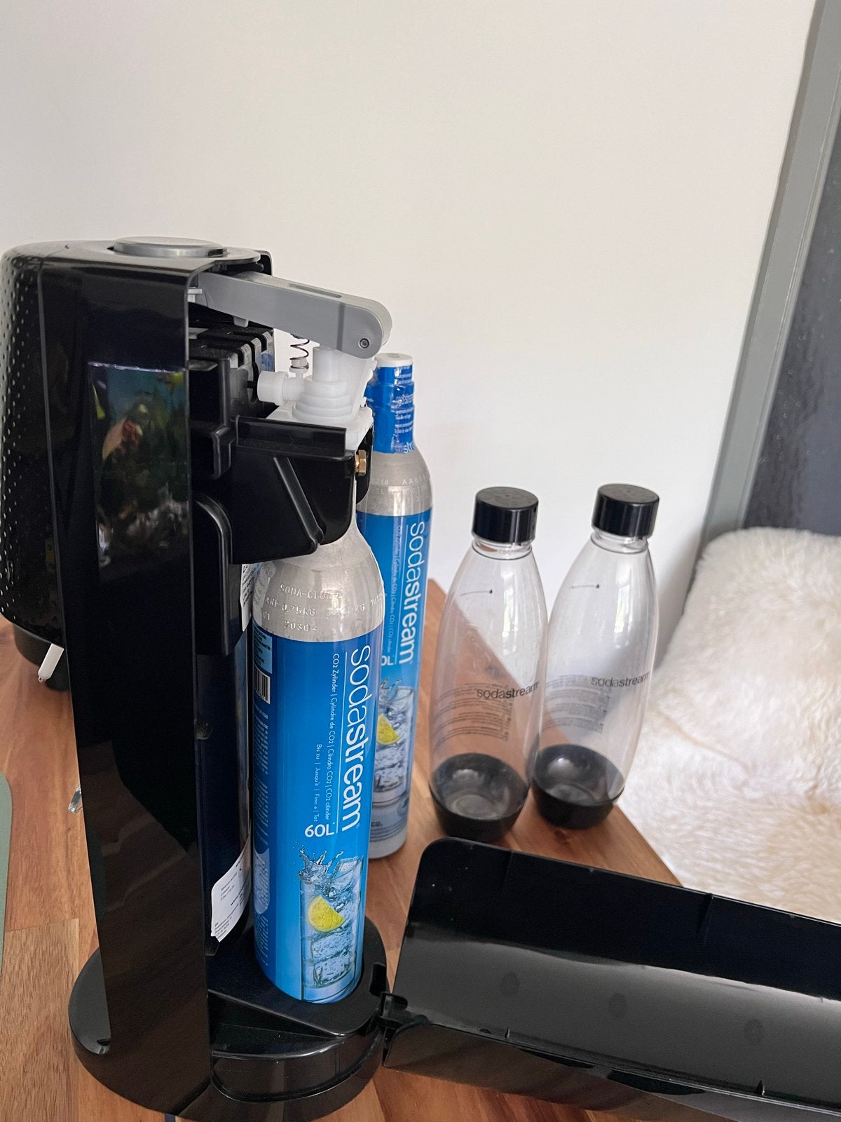 Sodastream met nieuwe CO2 cilinder en 2 flessen, Ophalen, Zo goed als nieuw