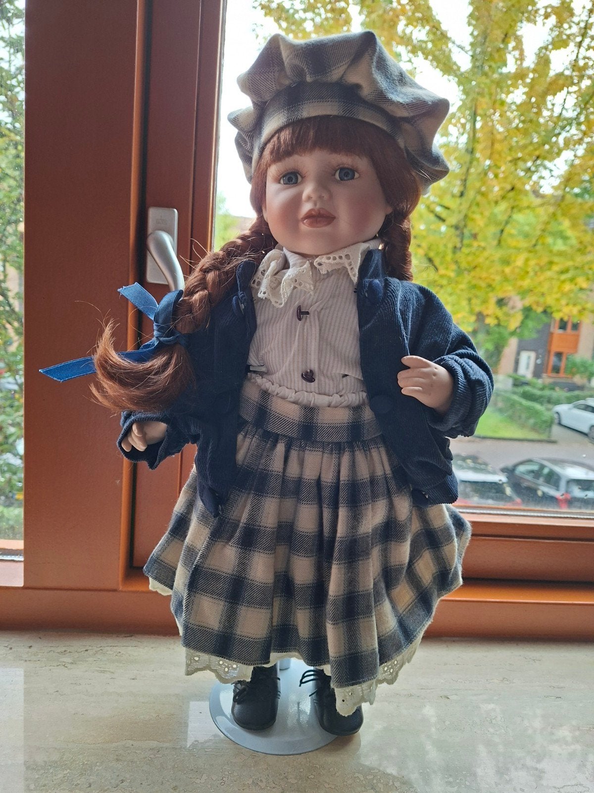 Vintage porseleinen pop op standaard, Ophalen of Verzenden, Zo goed als nieuw, Pop