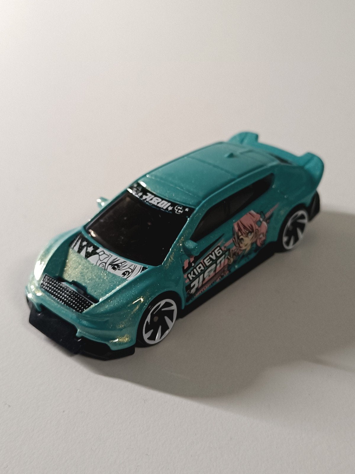 Hot Wheels Kia EV6 - Uniek model met anime-details, Hobby en Vrije tijd, Modelauto's | Overige schalen, Ophalen of Verzenden