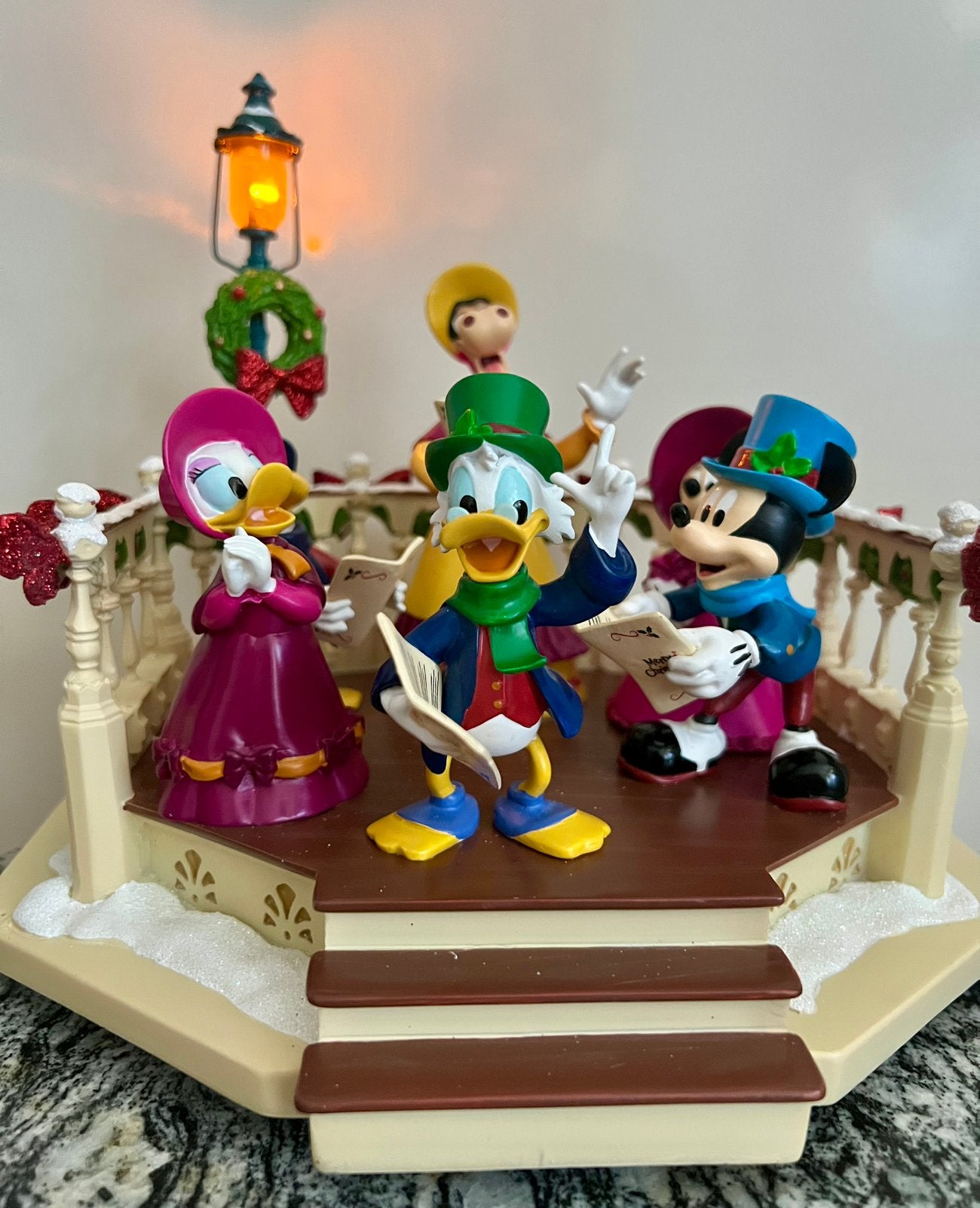 Disney Traditions Mickey Carolers - Muzikaal & Lichtgevend, Ophalen of Verzenden, Zo goed als nieuw