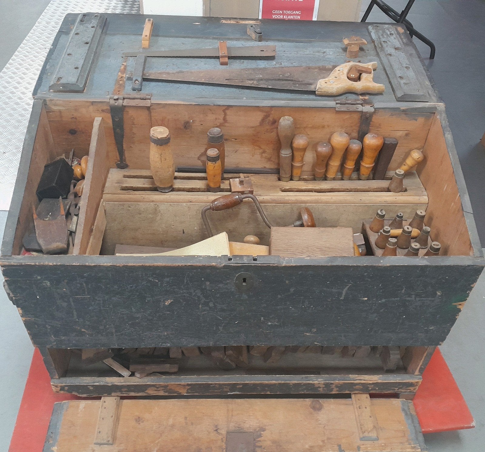 Antieke gereedschapskist met gereedschap  - Estafette Burgum, Antiek en Kunst, Antiek | Gereedschap en Instrumenten, Ophalen