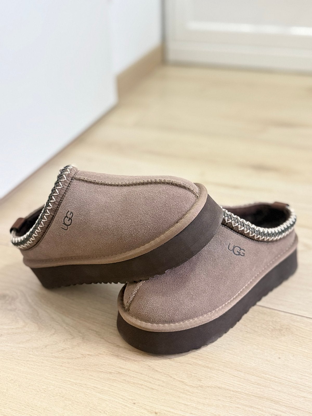 Ugg schoenen Pantoffels - Beste Kwaliteit & Prijs, Ophalen of Verzenden, Zo goed als nieuw, Bruin, Pantoffels of Sloffen
