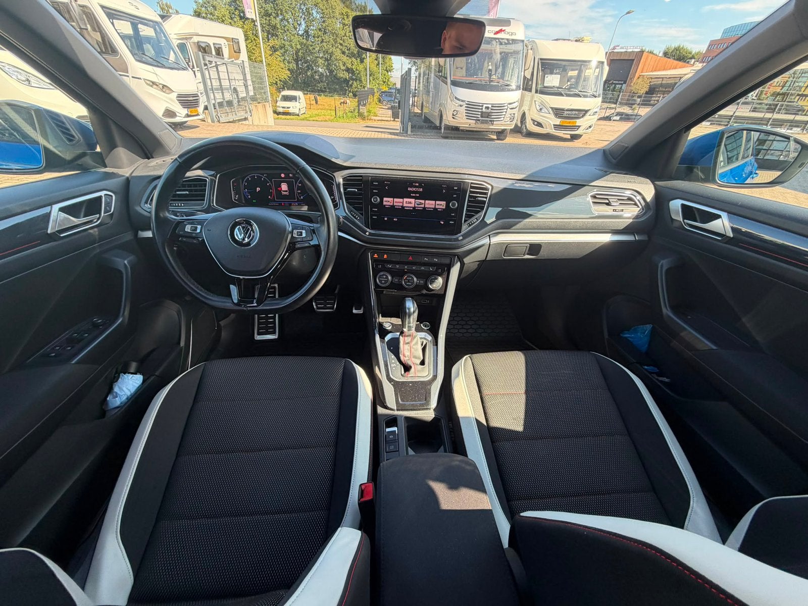 Volkswagen T-Roc 1.5 TSI 150pk 7-DSG 2019 SPORT, Auto's, 1498 cc, 4 cilinders, Blauw, Bedrijf