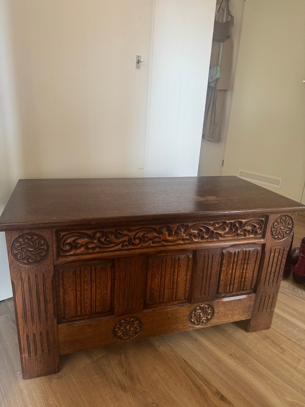 Antieke houten kist met houtsnijwerk, Ophalen