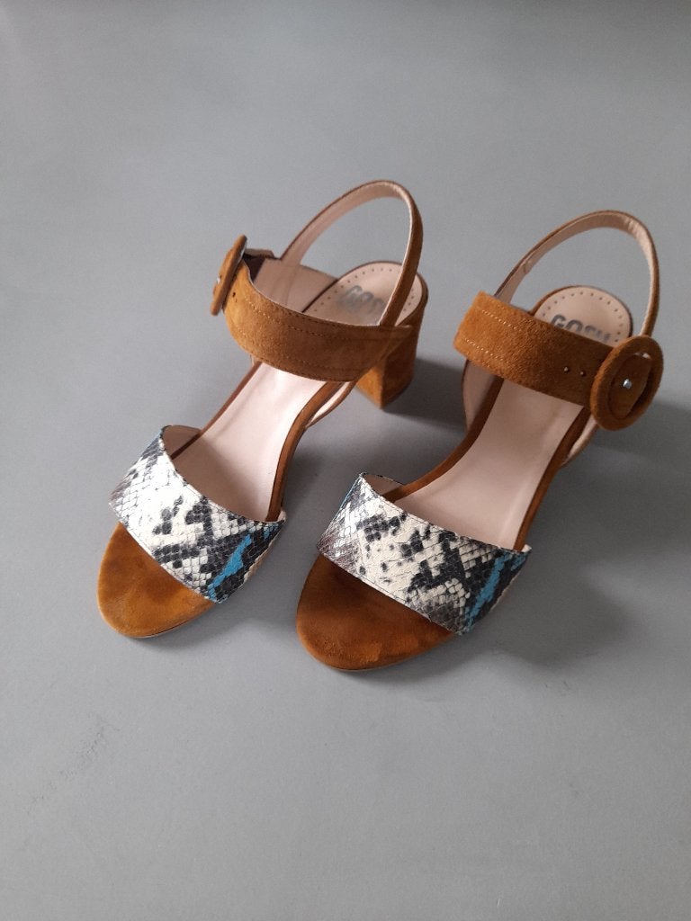 GOSH suede sandalen, kl. cognac/multi band, hak 6 cm, ZGAN, Zo goed als nieuw, Gosh, Bruin, Sandalen of Muiltjes