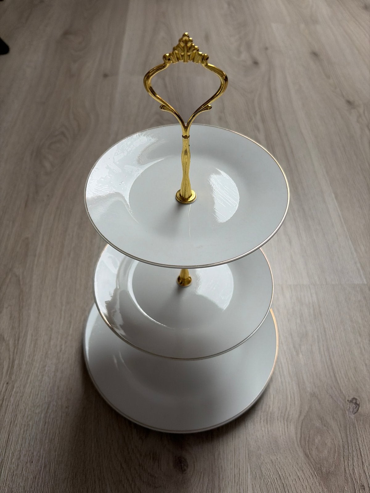 Gratis af te halen: Elegante etagere met 3 lagen, Ophalen, Overige typen, Zo goed als nieuw, Effen