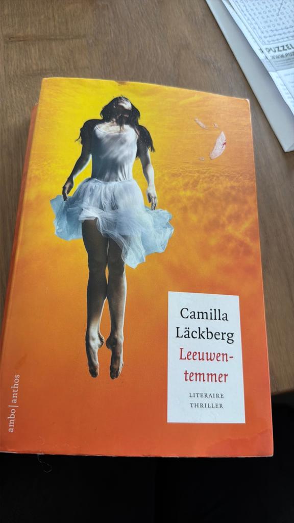 SLK.  Camilla Läckberg - Leeuwentemmer, Boeken, Thrillers, Zo goed als nieuw, Ophalen of Verzenden