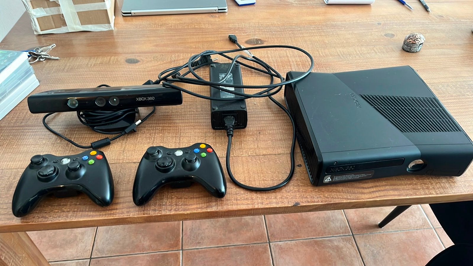 Xbox 360, 360 S, Met kinect, Met 2 controllers, Ophalen of Verzenden