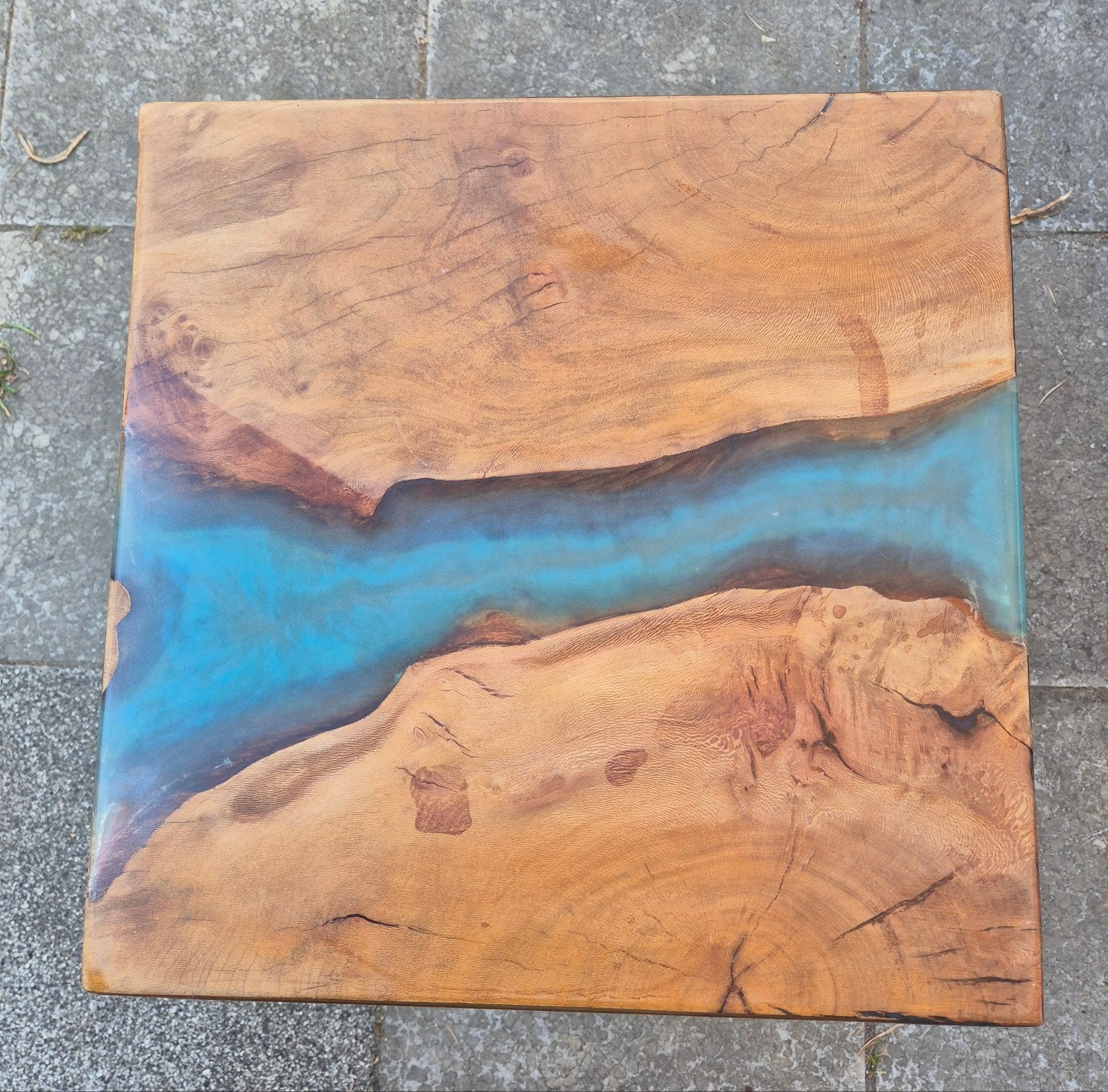 Uniek handgemaakt bijzettafeltje met 'river' epoxy design, Huis en Inrichting, Tafels | Bijzettafels, Ophalen, Minder dan 45 cm