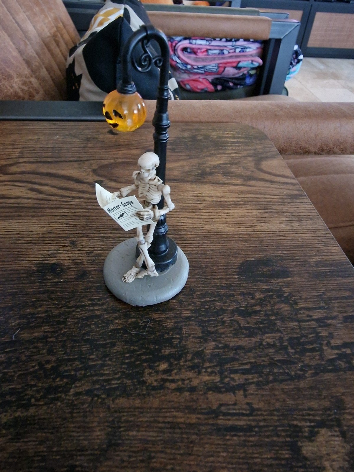 Lemax Spooky Town Skelet met lantaarnpaal, Diversen, Ophalen of Verzenden, Zo goed als nieuw