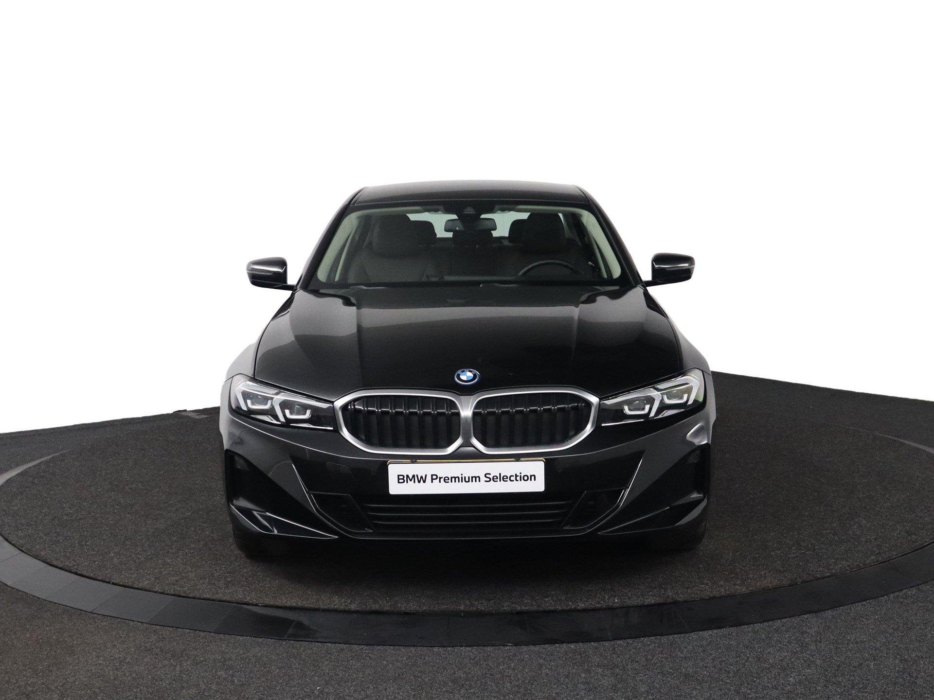 BMW 3-serie 320e | SOH 99% | Lederen Sportstoelen | Camera |, Auto's, 1998 cc, 4 cilinders, Met garantie (alle), Zwart