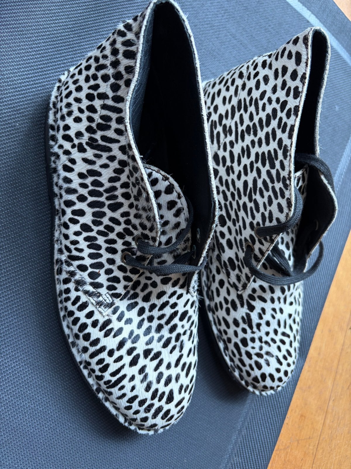 Clarks Desert Boot Dames - Dalmatiër Print - Maat 40, Wit, Lage of Enkellaarzen, Ophalen of Verzenden, Zo goed als nieuw