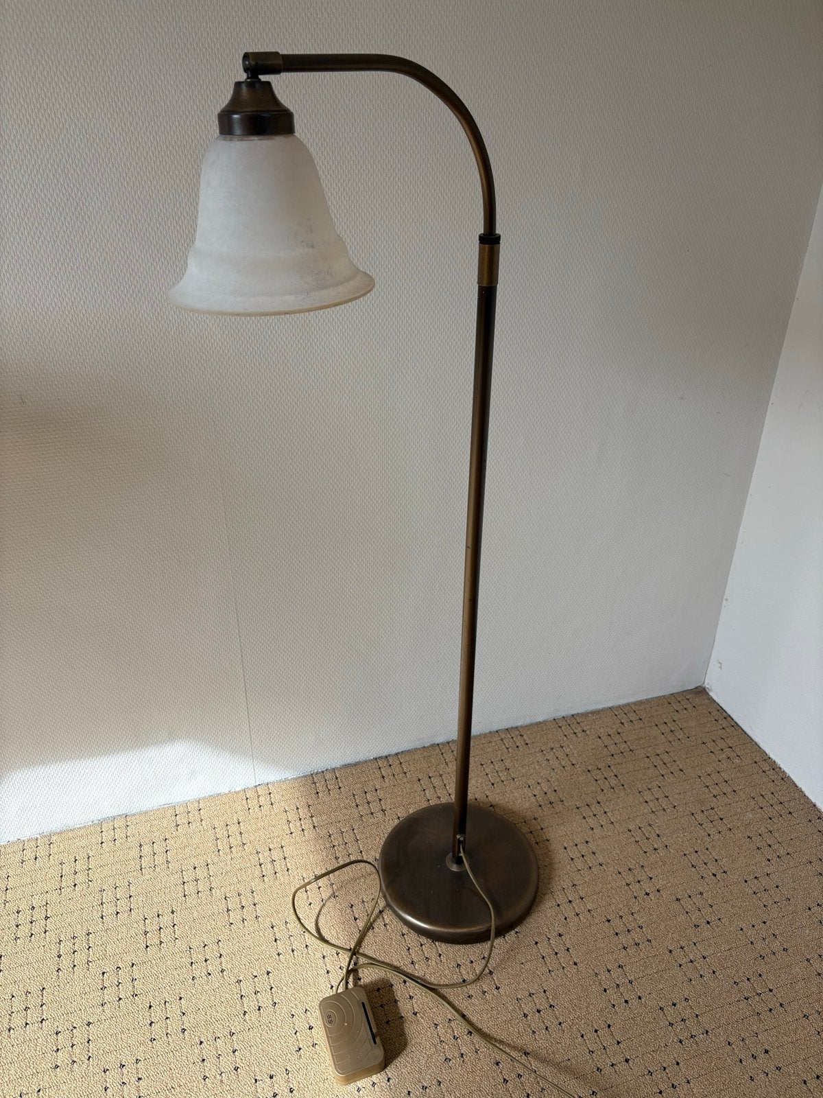 Bronzen vloerlamp met glazen kap, Huis en Inrichting, Lampen | Vloerlampen, Ophalen, Gebruikt, Glas, 100 tot 150 cm