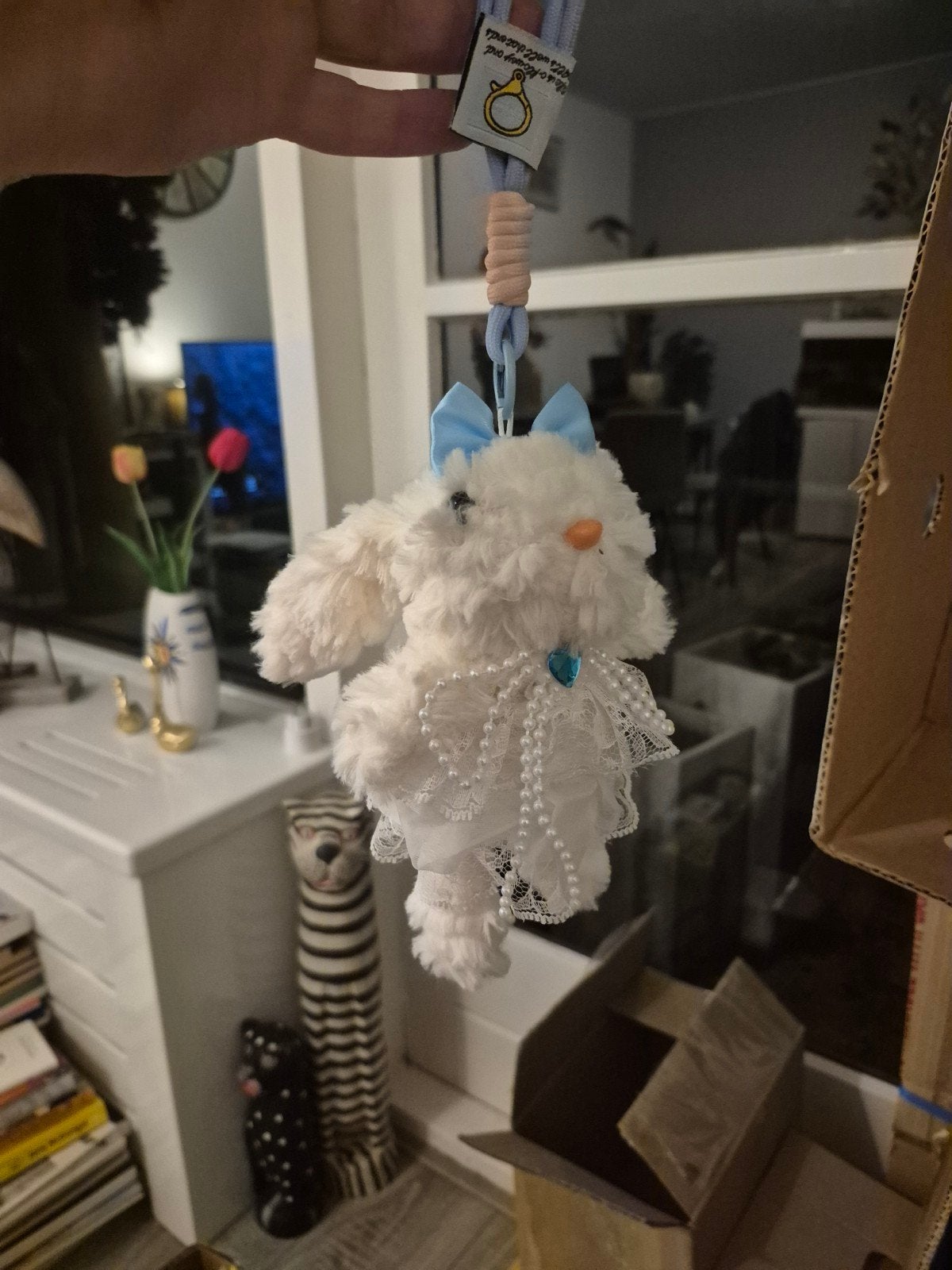 Schattige witte pluche konijn sleutelhanger, Ophalen of Verzenden, Middelgroot (20 tot 80 cm), Met kleding of accessoire, Wit