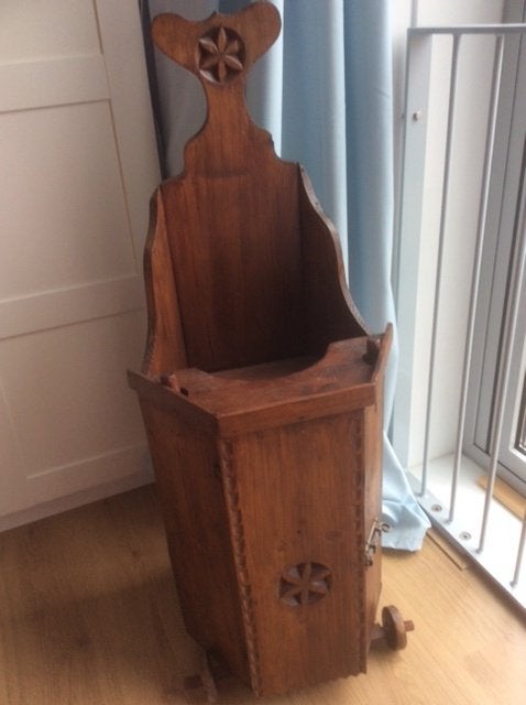 KINDERSTOEL MET FRIES HOUT SNIJWERK € 60.00, Ophalen, Gebruikt, Overige typen, Afneembaar eetblad