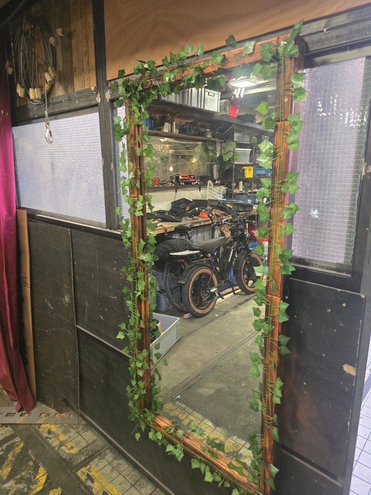 Spiegel 150x70 gebrand hout met klimplanten, Gebruikt, Ophalen of Verzenden, 150 tot 200 cm, Rechthoekig