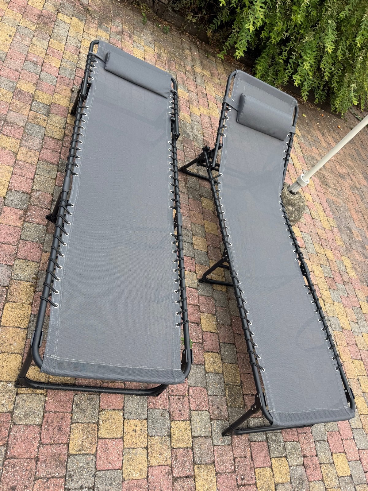 2 zo goed als nieuwe ligbedden - 2 maanden oud, Tuin en Terras, Ligbedden, Ophalen, Zo goed als nieuw, Metaal, Verstelbaar