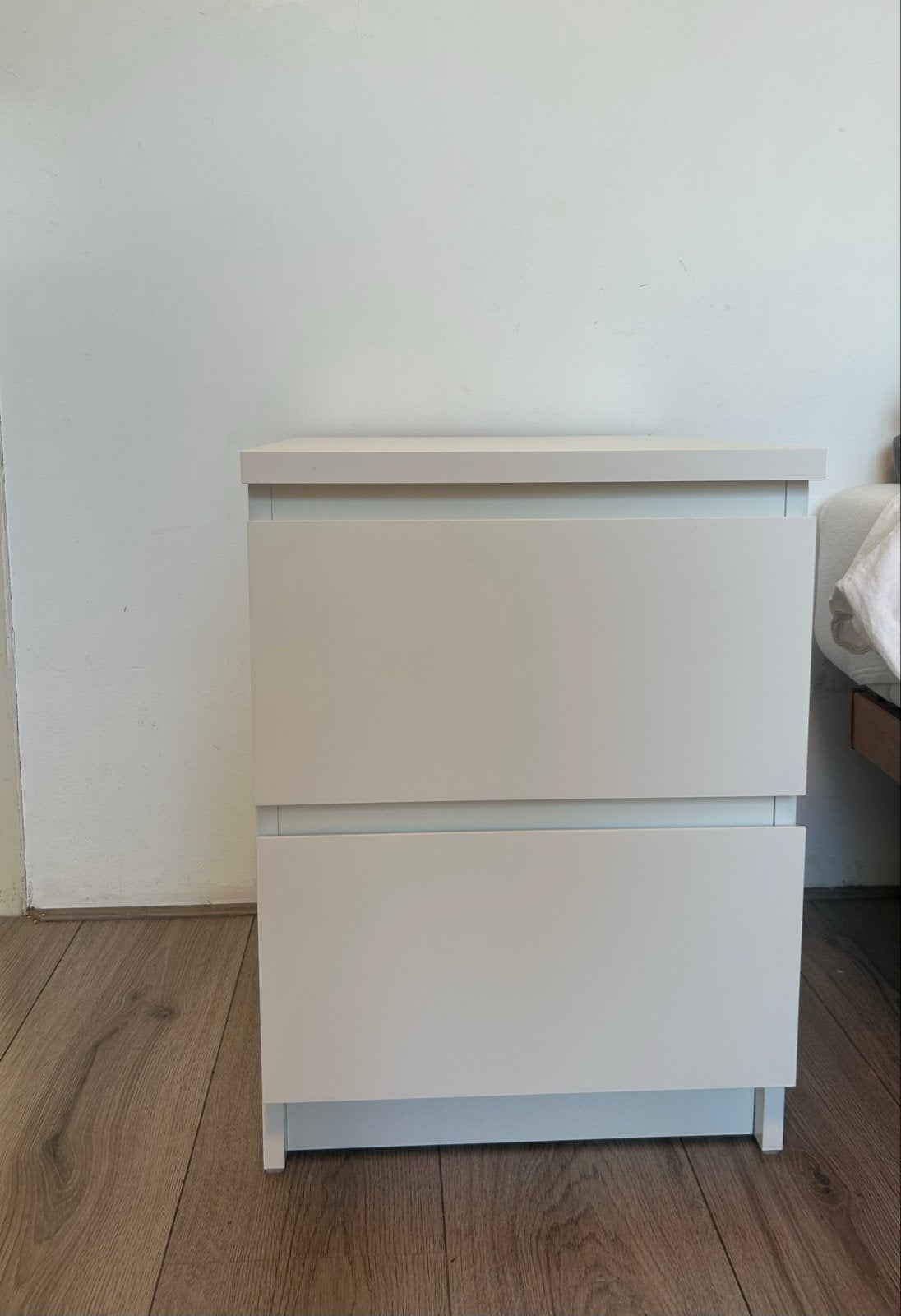 Nachtkastje met 2 lades - Wit, Huis en Inrichting, Ophalen, Gebruikt, 55 tot 70 cm, 45 tot 65 cm