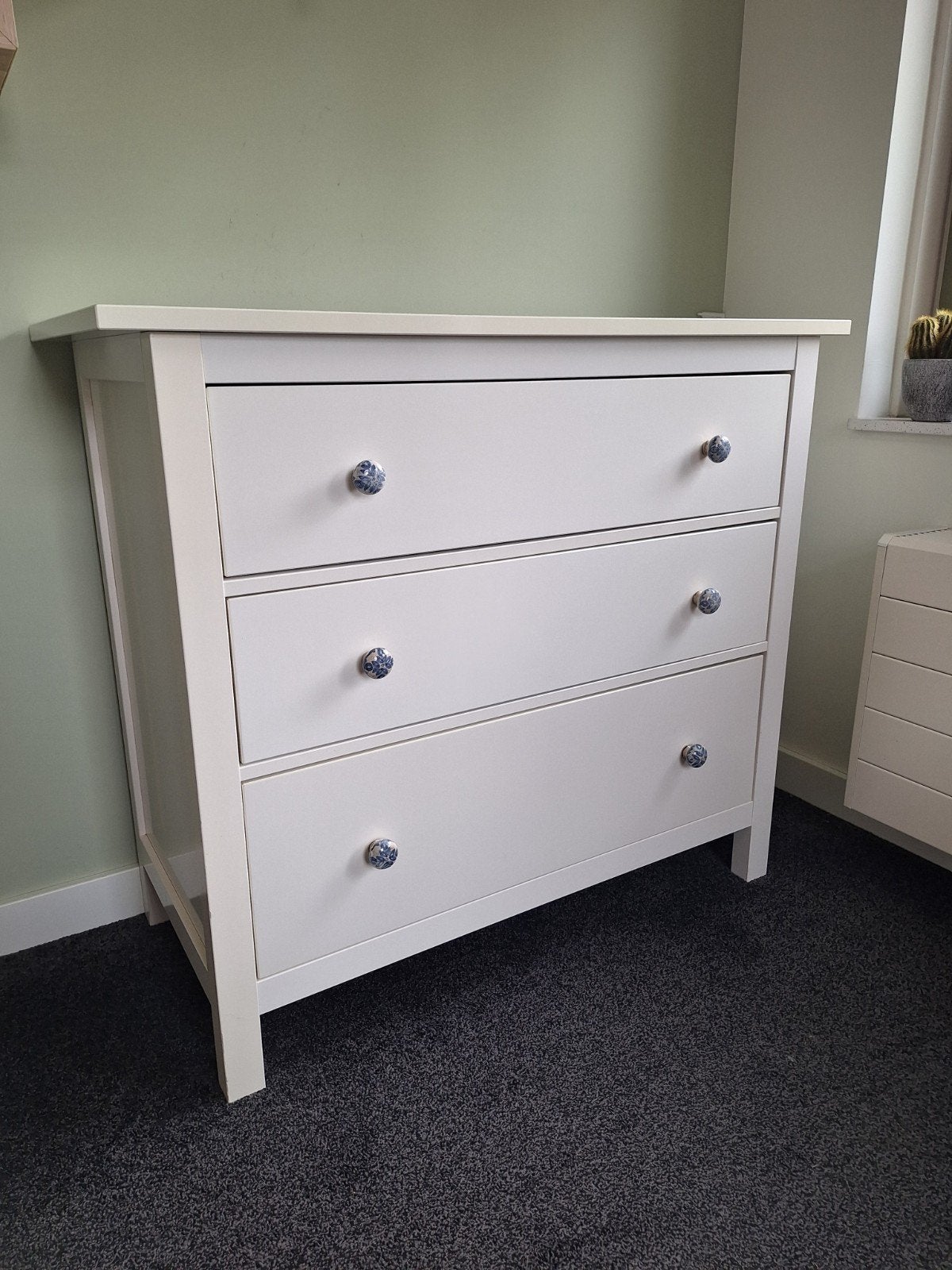 Ikea Hemnes ladekast met 3 laden - Wit, blauwe knoppen, Huis en Inrichting, Kasten | Ladekasten, Ophalen, Gebruikt, 5 laden of meer