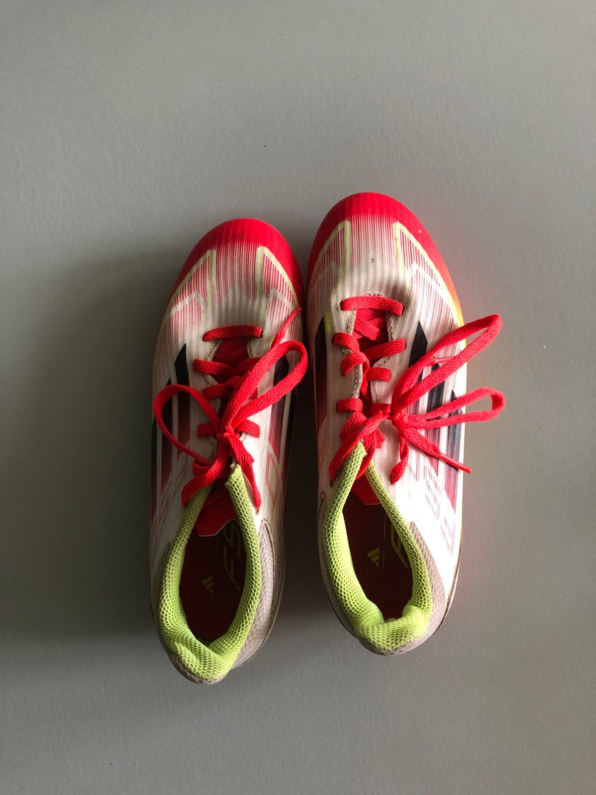 Voetbalschoenen mt 35 noppen kunstgras Adidas F50, Maat XS of kleiner, Schoenen, Ophalen of Verzenden, Zo goed als nieuw