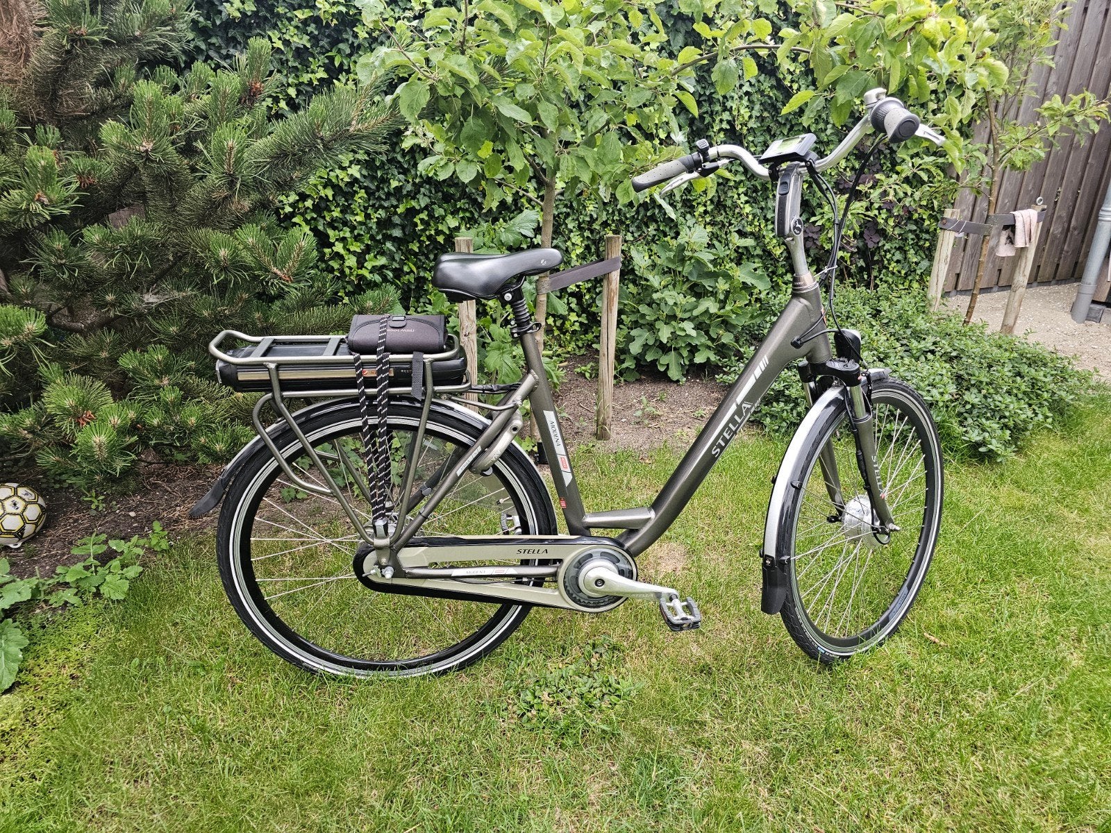 Stella Modena damesfiets framemaat 59 cm in nieuwstaat, Fietsen en Brommers, Elektrische fietsen, 55 tot 59 cm, Ophalen, Zo goed als nieuw