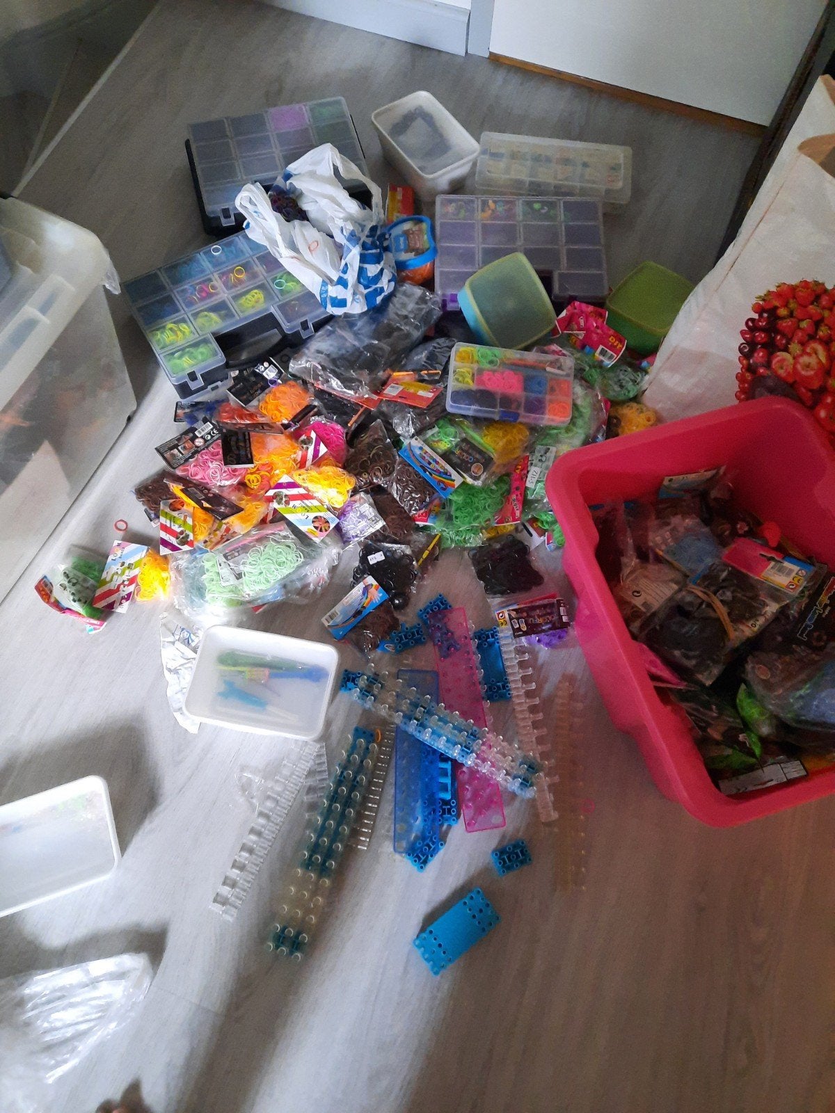 Grote collectie loom elastiekjes en benodigdheden, Gebruikt, Meerkleurig, Ophalen of Verzenden, Educatief