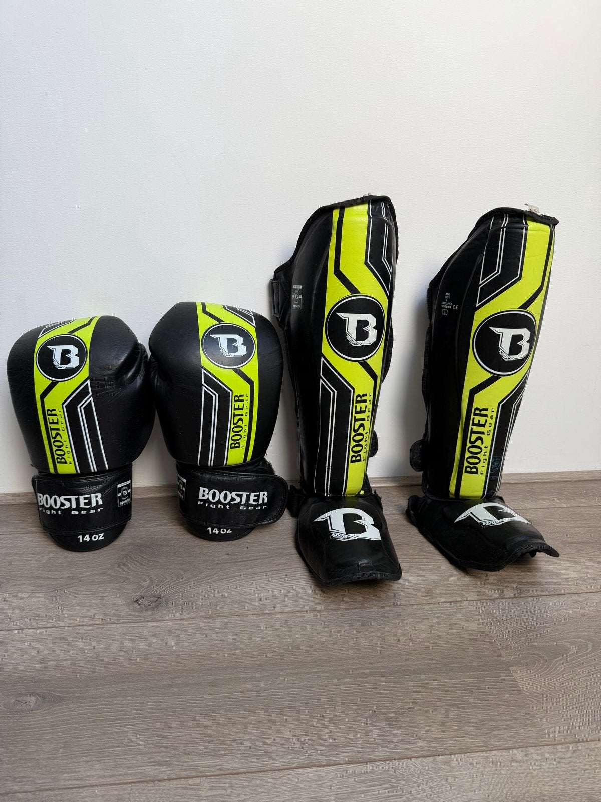 Kickboks set: handschoenen (14oz) en scheenbeschermers (L), Maat L, Ophalen, Gebruikt, Overige