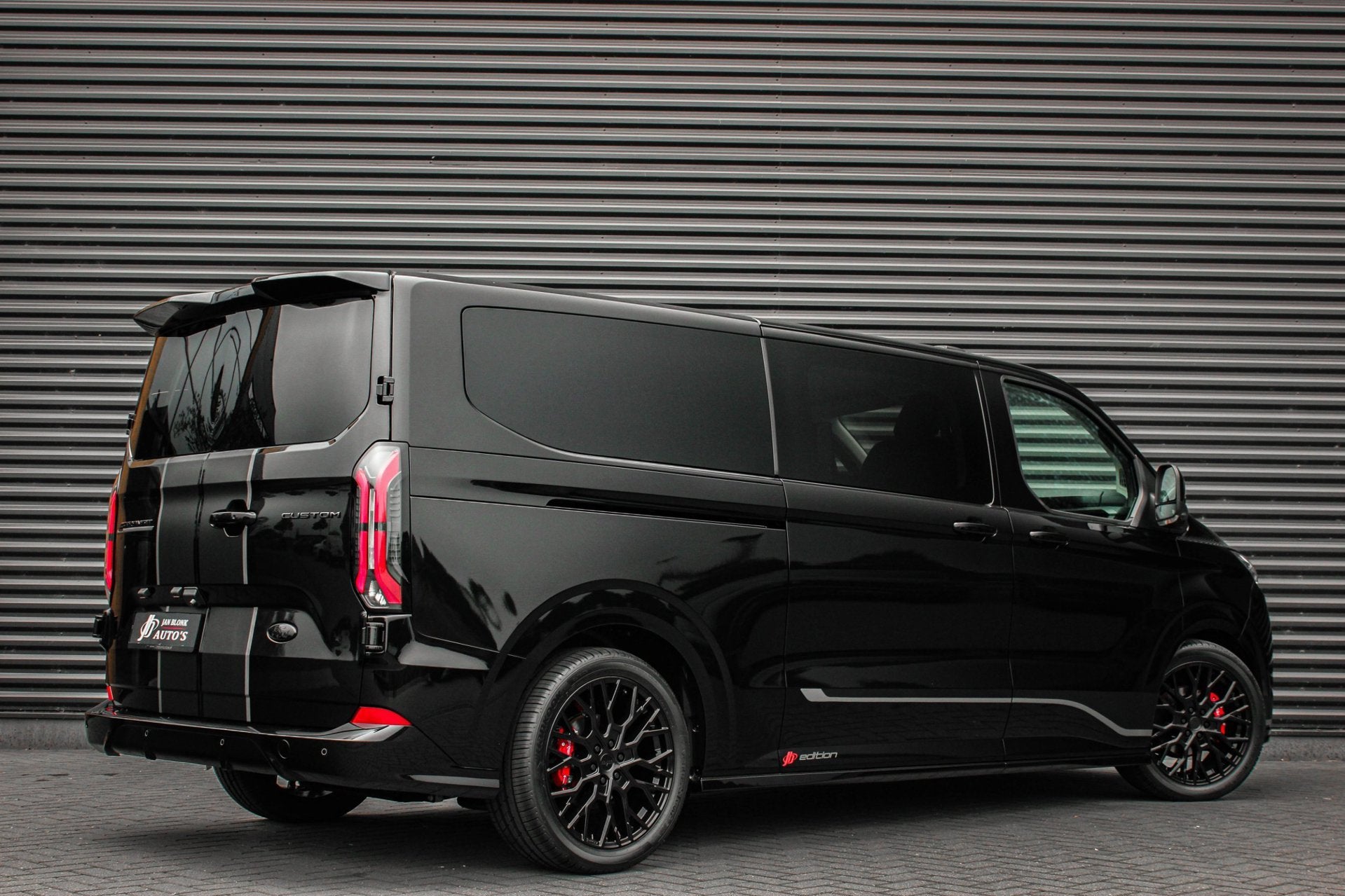 Ford E-Transit Cust. 320 L2H1 Sport 71 kWh DC DUBBEL CABINE, Auto's, Automaat, Dealer onderhouden, Achterwielaandrijving, Zwart