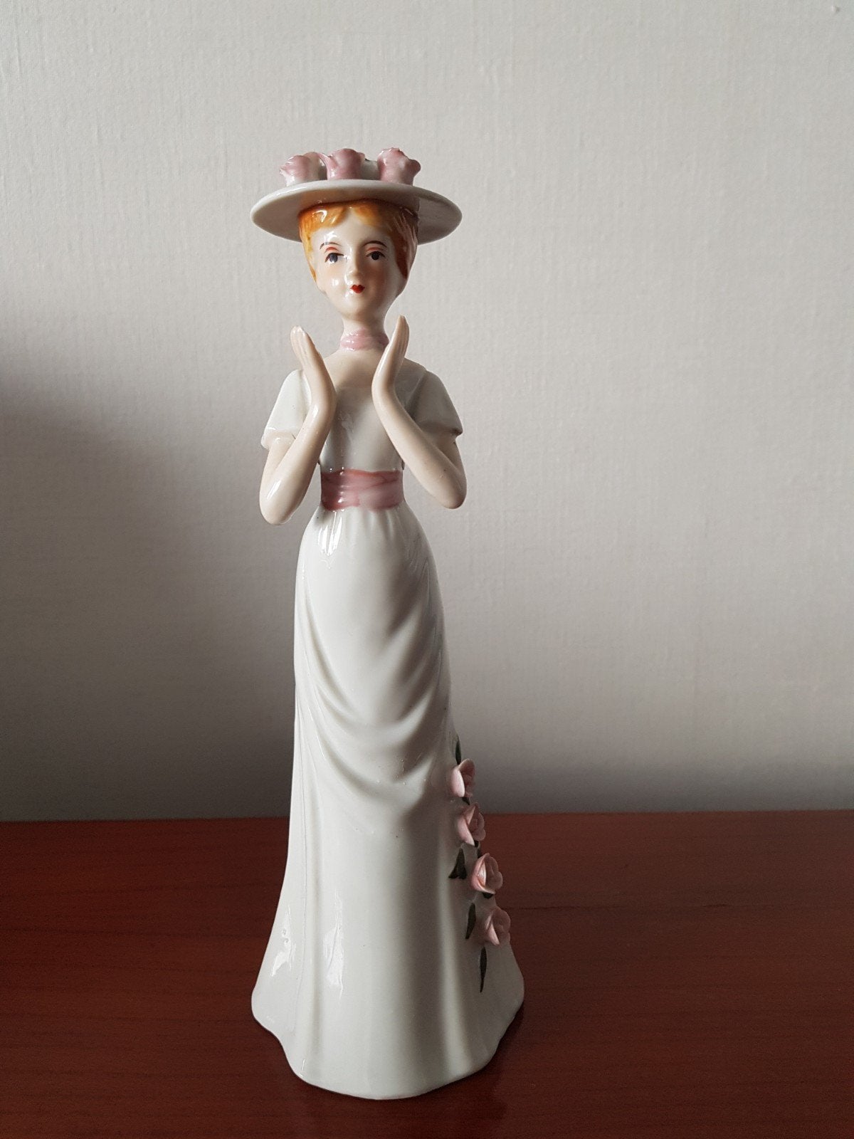 Vintage porseleinen beeldje van dame met hoed, Ophalen of Verzenden