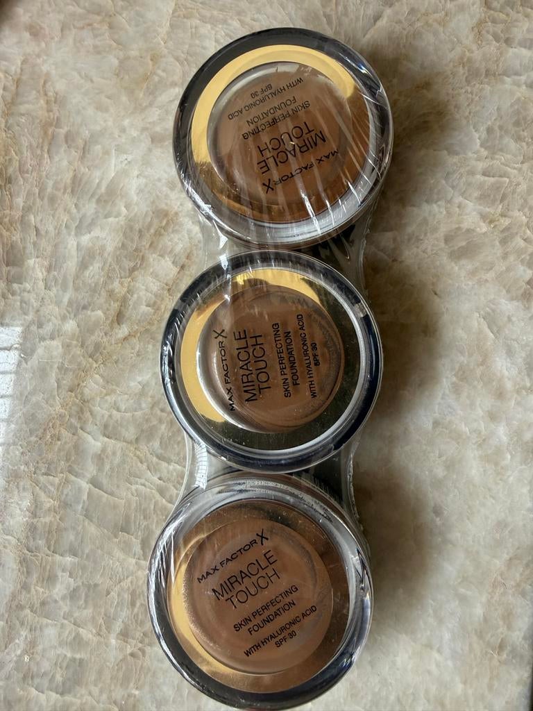Max Factor Miracle Touch Foundation - Toasted Almond 097, Bruin, Gehele gezicht, Nieuw, Ophalen of Verzenden