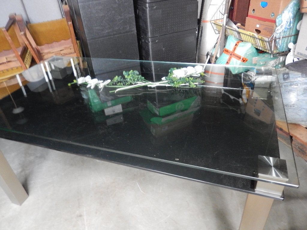 Moderne eettafel met glazen blad en metalen poten, Huis en Inrichting, Tafels | Salontafels, Ophalen, Gebruikt, 50 tot 100 cm