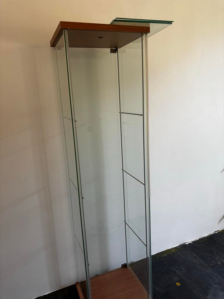 Glazen vitrinekast met houten accenten, Huis en Inrichting, Kasten | Vitrinekasten, Ophalen, Met plank(en), Minder dan 50 cm, Gebruikt