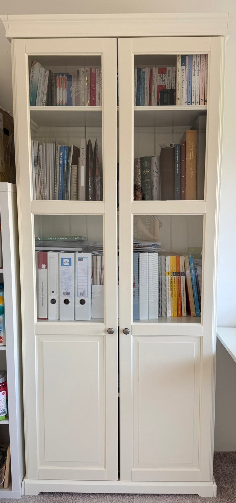 Witte vitrinekast / boekenkast met glazen deuren