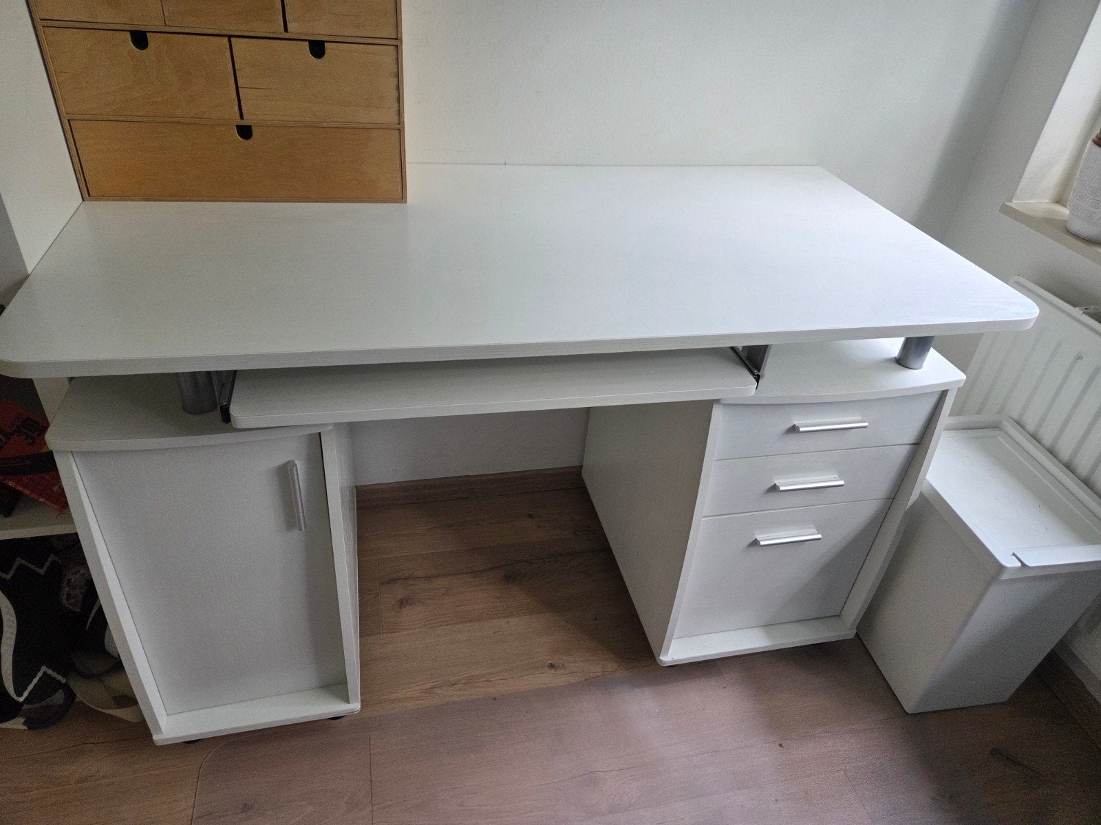 Wit computerbureau met lades en opbergruimte, Ophalen, Met lades, Gebruikt, Spaanplaat of MDF