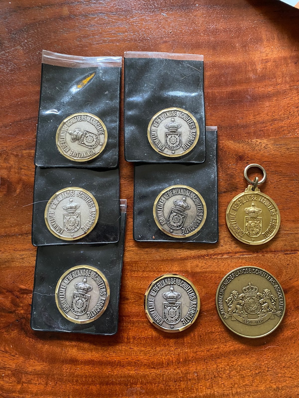 Koninklijke Nederlandse Schutters Associatie. 8 X Medaille., Ophalen of Verzenden, Overige materialen, Nederland
