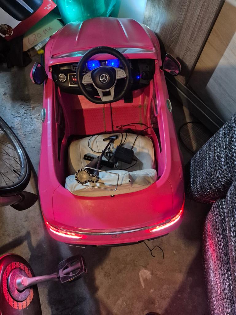 Roze elektrische kinderauto Mercedes-Benz, weinig gebruikt, Ophalen, Zo goed als nieuw