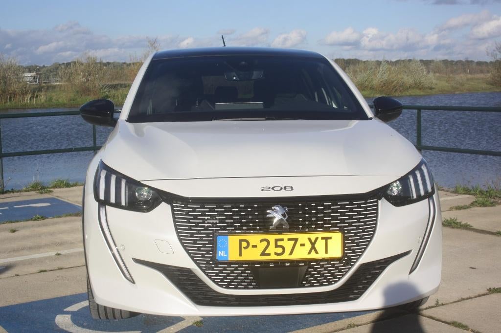 Peugeot 208 EV GT Pack 50kWh 136pk 6-2022 Aviloo 92% SoH, Auto's, Zwart, Bluetooth, Wit, Origineel Nederlands