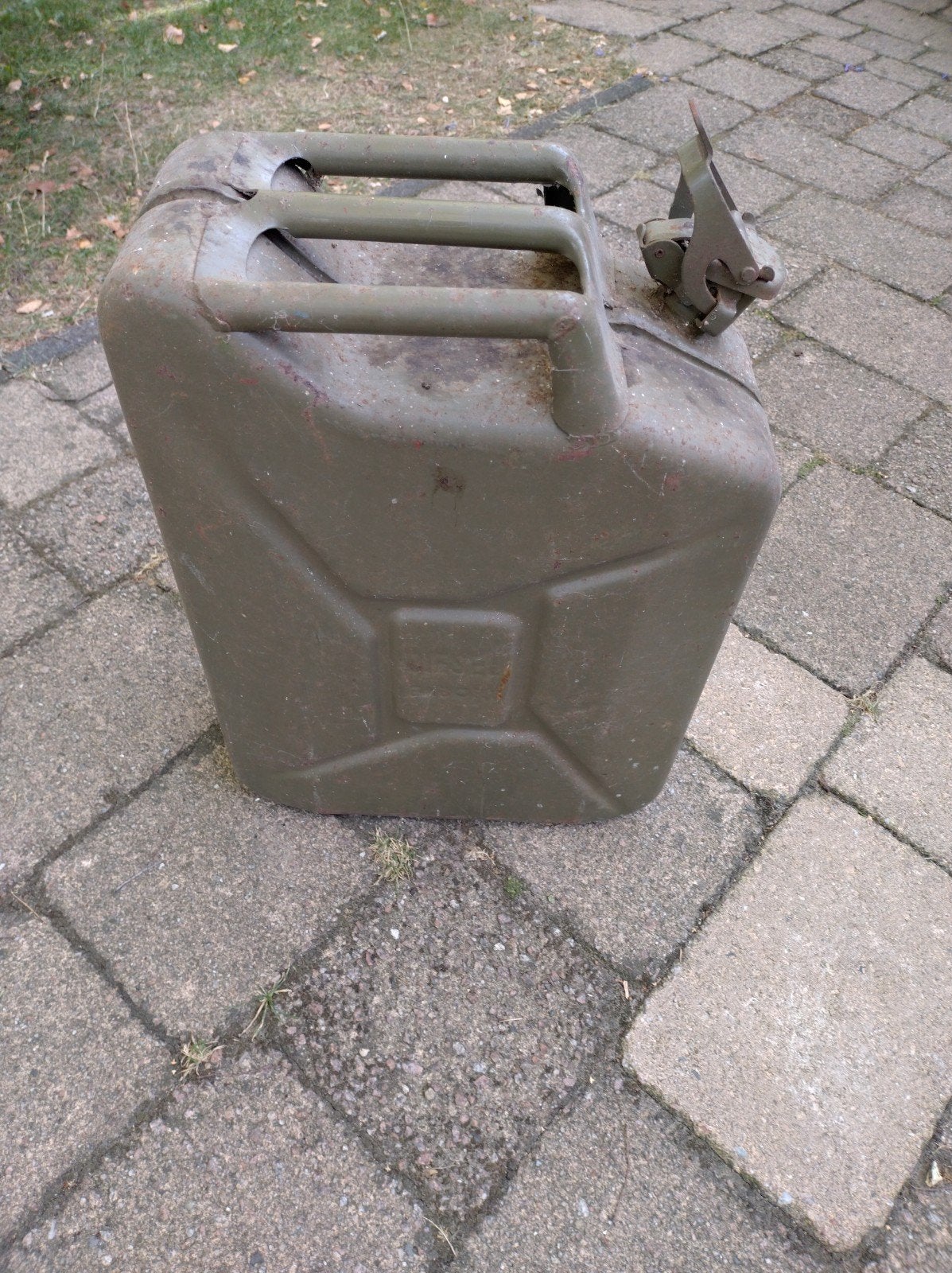 metalen jerrycan, Ophalen, Gebruikt
