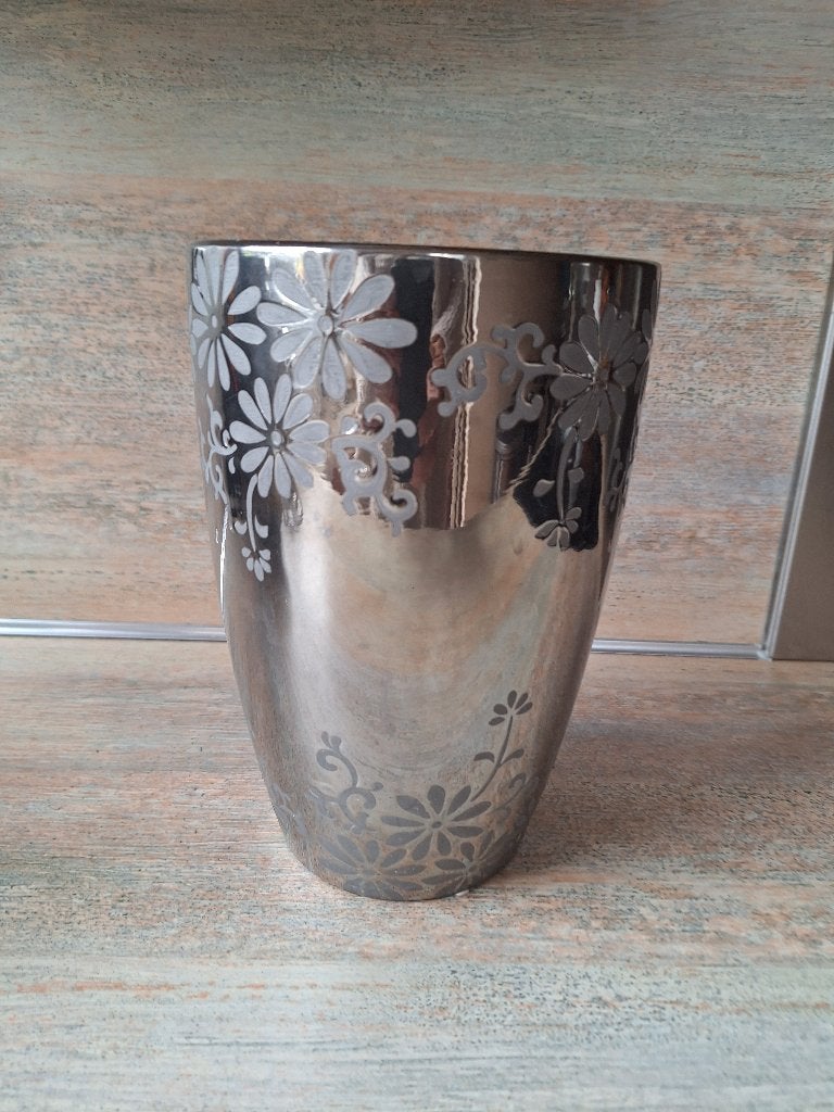 Grote zilverkleurige vaas met bloemmotief, Huis en Inrichting, Ophalen, Zo goed als nieuw, Inclusief decoratie, 22 cm
