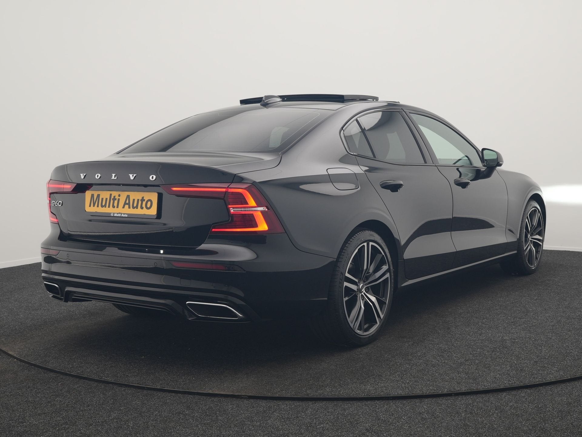 Volvo S60 T8 AWD R Design Polestar Engineerd PHEV 405pk Deal, Auto's, Volvo, Automaat, Gebruikt, Zwart, Zwart