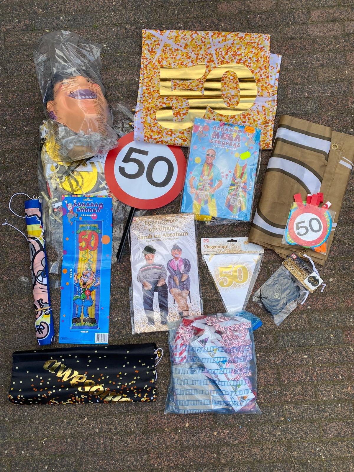 Enorme tas 50 jaar versiering + pop, Hobby en Vrije tijd, Feestartikelen, Ophalen of Verzenden, Zo goed als nieuw, Versiering
